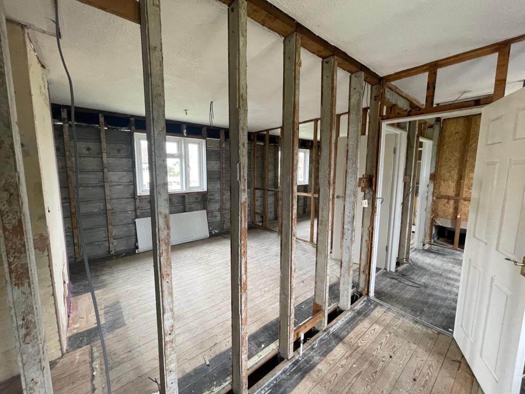 Lot: 163 - SEMI-DETACHED HOUSE FOR IMPROVEMENT - First Floor in shell condition